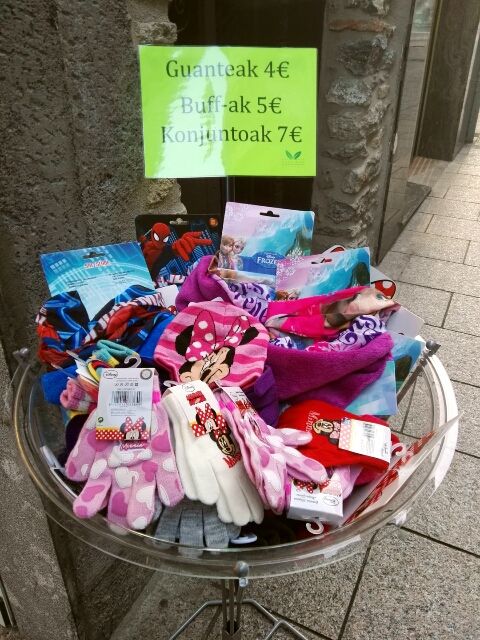 Neguko ume osagarriak Valverde drogerian. Neguko ume osagarriak Valverde drogerian.