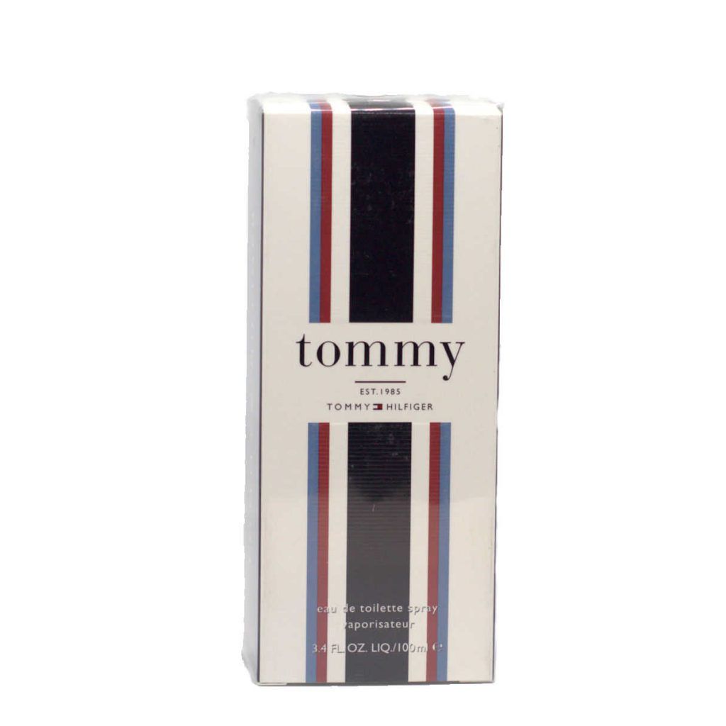 El spray EDT de 100 ml de Tommy Hilfiger se presenta en una caja rectangular con rayas verticales rojas, blancas y azules y "tommy" impreso en negrita en la parte delantera.
