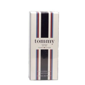 El spray EDT de 100 ml de Tommy Hilfiger se presenta en una caja rectangular con rayas verticales rojas, blancas y azules y "tommy" impreso en negrita en la parte delantera.