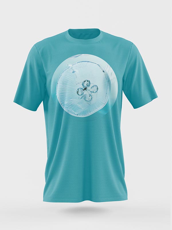 Camiseta turquesa con una imagen grande y detallada de una medusa translúcida con tentáculos visibles y un centro en forma de flor, impresa en la parte delantera.