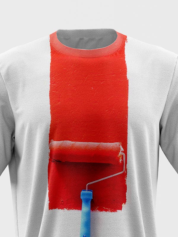 Una camiseta blanca con un estampado realista de un rodillo de pintura azul aplicando una ancha raya vertical de pintura roja por el centro de la parte delantera.