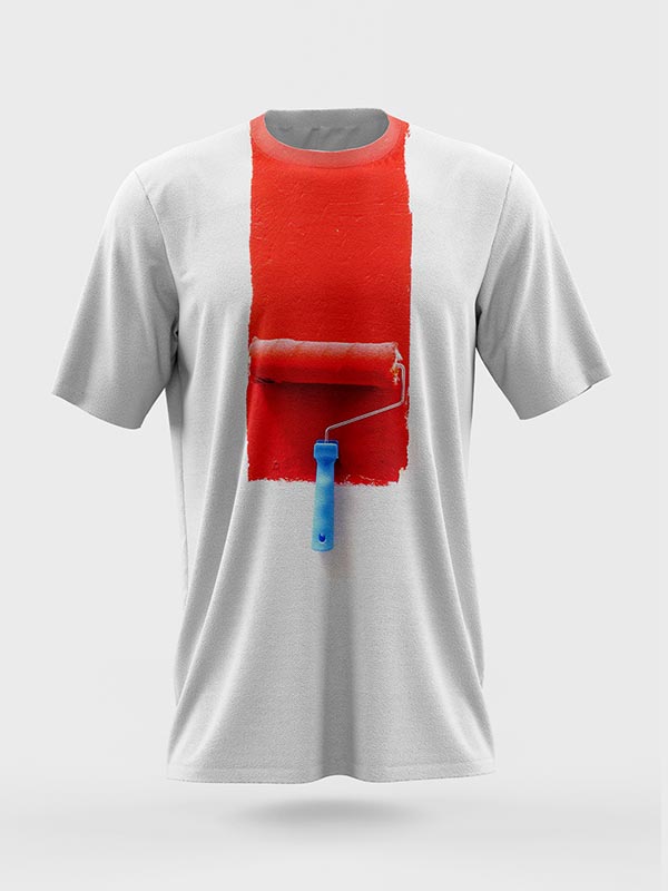 Camiseta blanca con un estampado realista de un rodillo de pintura aplicando una raya vertical de pintura roja en la parte delantera central.