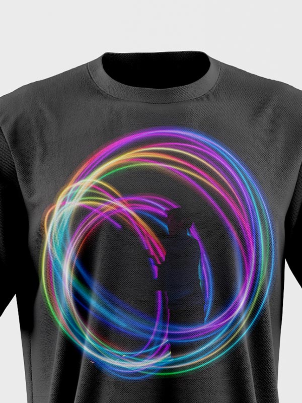 Una camiseta negra con un gráfico de la silueta de una persona rodeada de remolinos de luces de neón de colores en tonos azul, rosa, amarillo y verde.