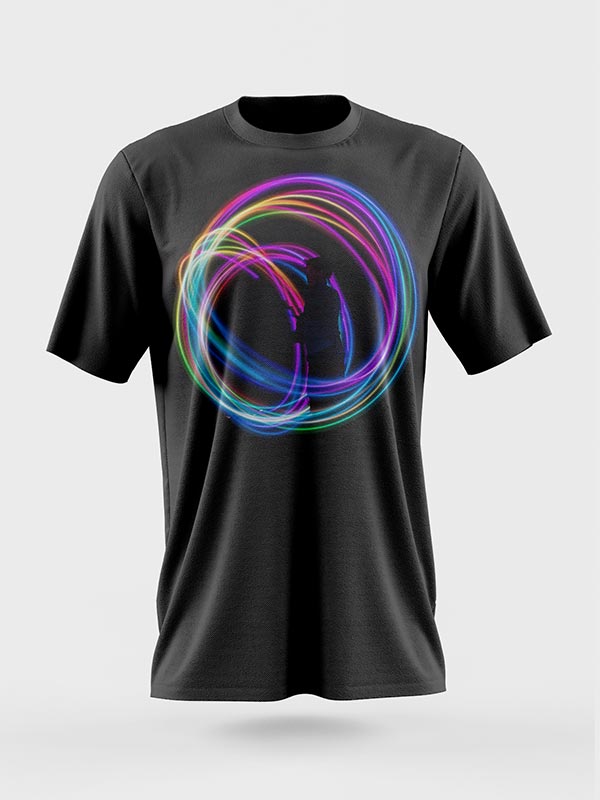 Camiseta negra con un vibrante estampado de remolinos multicolores y la silueta de una persona en el centro, sobre un fondo liso de color gris claro.