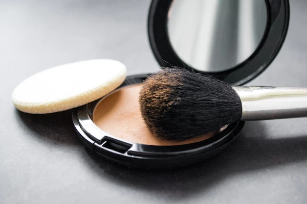 Maquillaje que trae esponja plana.