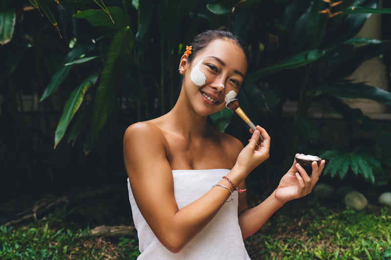 Aplicando cosmético natural