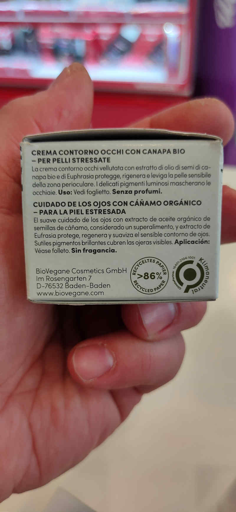 Una mano sostiene una caja de Bio Vegane Crema facial piel estresada Cañamo orgánico 50ml. El envase, en italiano y español, destaca sus certificaciones vegana y orgánica y señala que no contiene perfume.