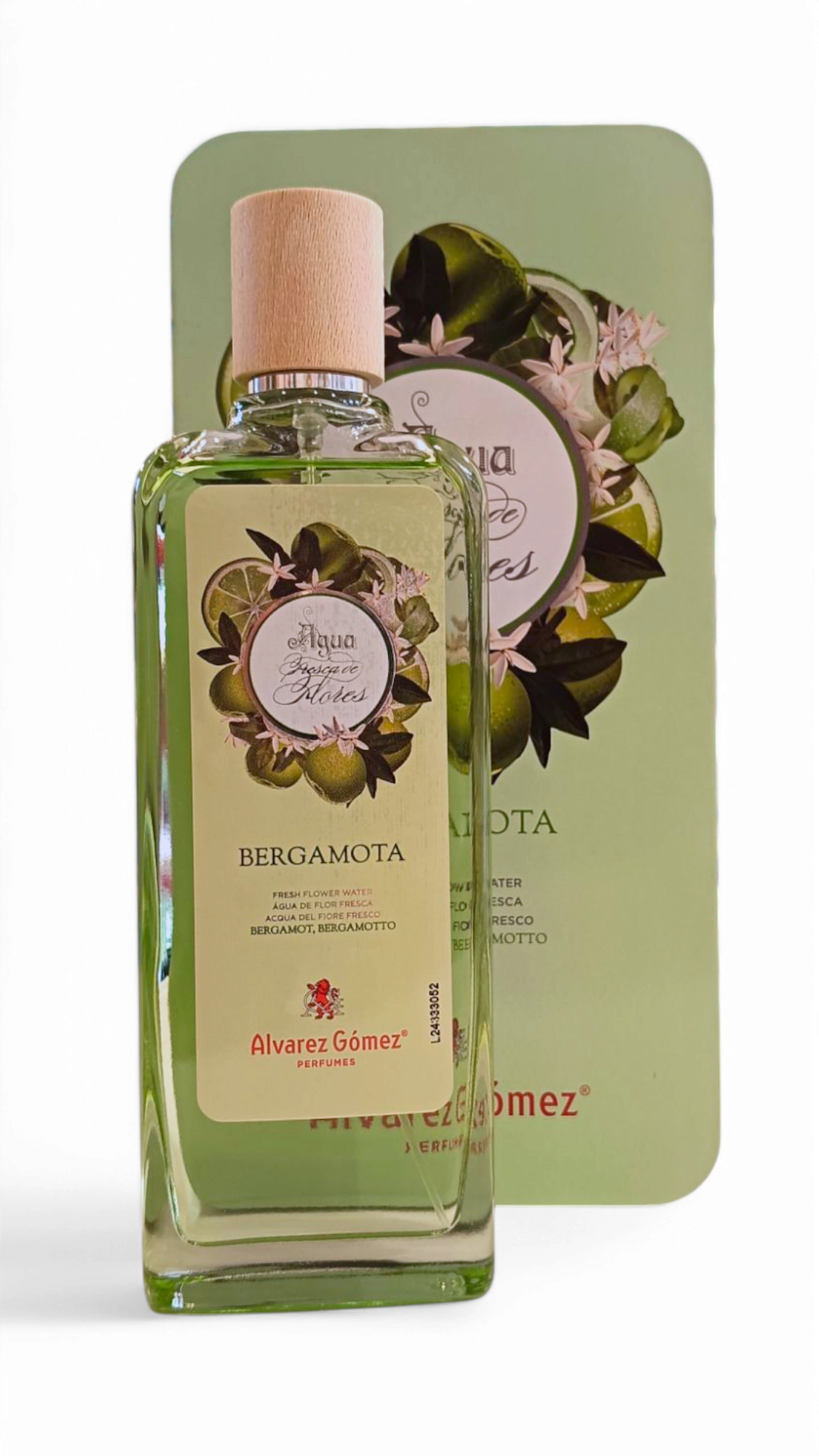 Un frasco de 175 ml de Álvarez Gómez Bergamota EDT edición Lata con tapón de madera se encuentra delante de su caja a juego con motivos florales, ambos con diseños florales y detalles de la marca.