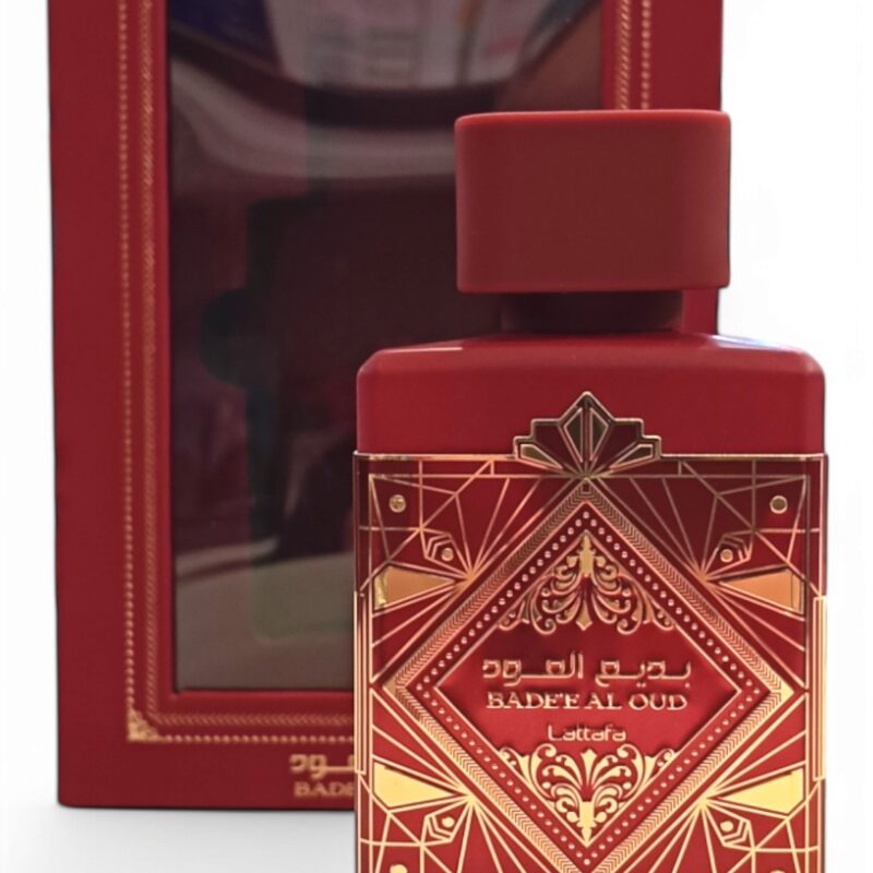 Un frasco de perfume negro con la etiqueta Lattafa Asad Zanzibar EDP 100ml con detalles dorados se encuentra delante de una caja negra y dorada a juego, ambas adornadas con elegantes motivos y escritura árabe.