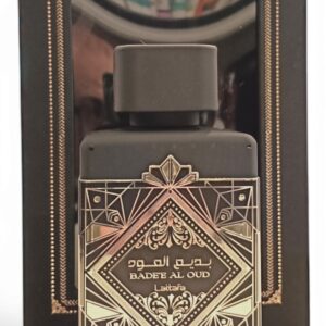 El frasco negro de Lattafa Asad Zanzibar EDP 100 ml se encuentra delante de su caja negra y dorada decorada con motivos geométricos y árabes.