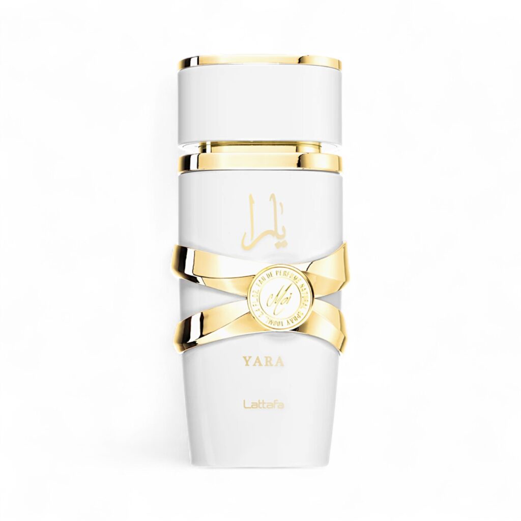 Lattafa Yara Moi blanca EDP 100ml es un frasco de perfume blanco con detalles dorados, escritura árabe dorada y las palabras "YARA" y "Lattafa" en la parte frontal. Presenta elegantes líneas curvas y un emblema central dorado.