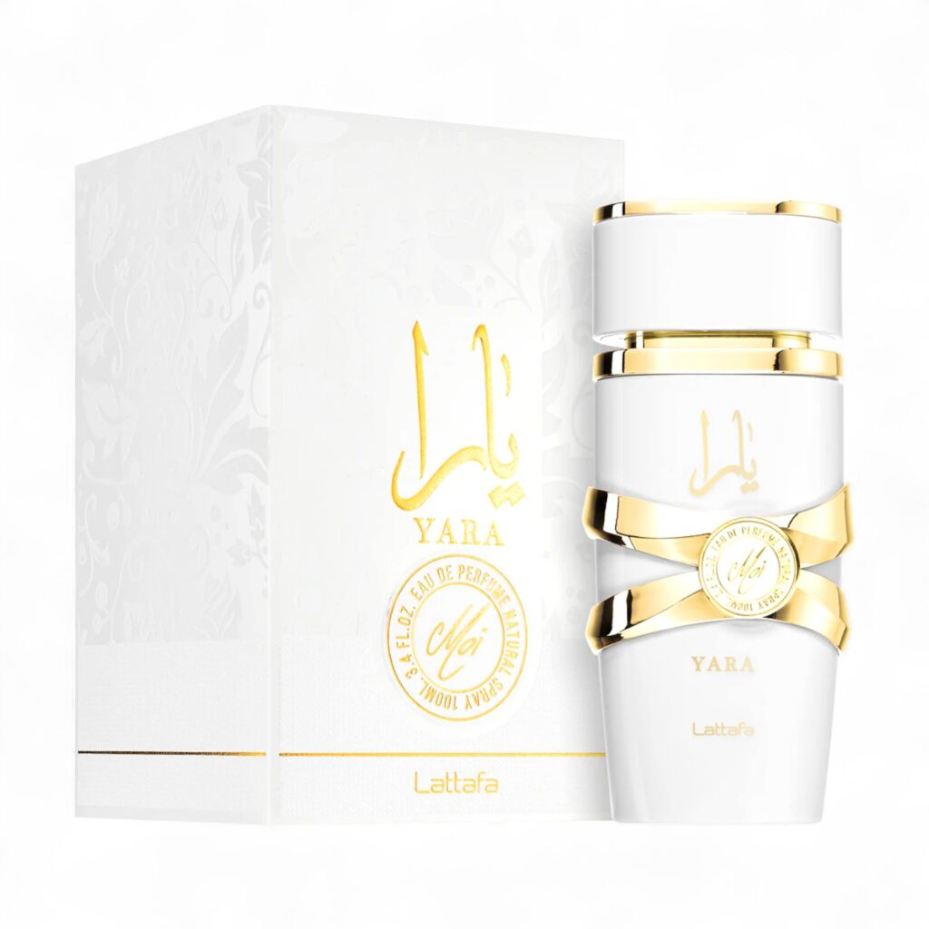 Un frasco de perfume Lattafa Yara Moi blanca EDP de 100 ml, blanco y dorado, junto a su elegante estuche a juego, ambos adornados con una elegante escritura árabe y detalles dorados.