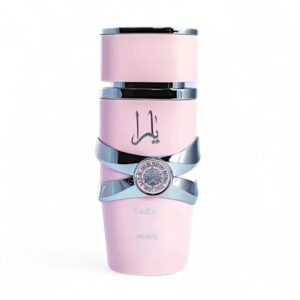 Un elegante frasco de Eau de Parfum Lattafa Yara Rosa en rosa pastel con detalles plateados y escritura árabe en la parte delantera, con un emblema redondo plateado y "YARA" y "Lattafa" en la parte inferior, perfecto como perfume de mujer, sobre un fondo blanco.