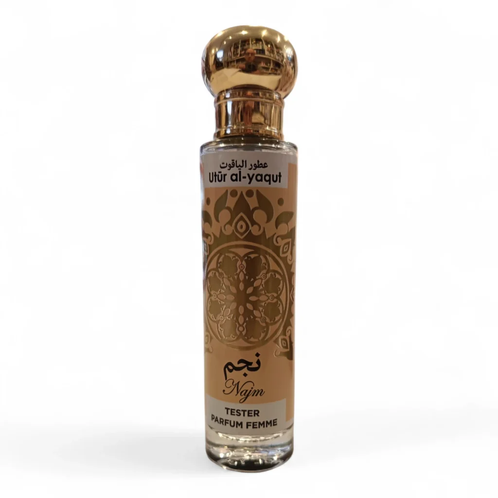 Un frasco de 30 ml de Utür al-yaqut Najm mujer EDP, con un decorativo tapón dorado y ornamentados diseños dorados en la etiqueta, se muestra sobre un fondo blanco liso.