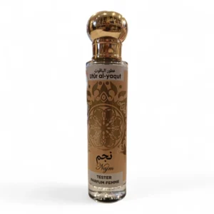 Un frasco de 30 ml de Utür al-yaqut Najm mujer EDP, con un decorativo tapón dorado y ornamentados diseños dorados en la etiqueta, se muestra sobre un fondo blanco liso.