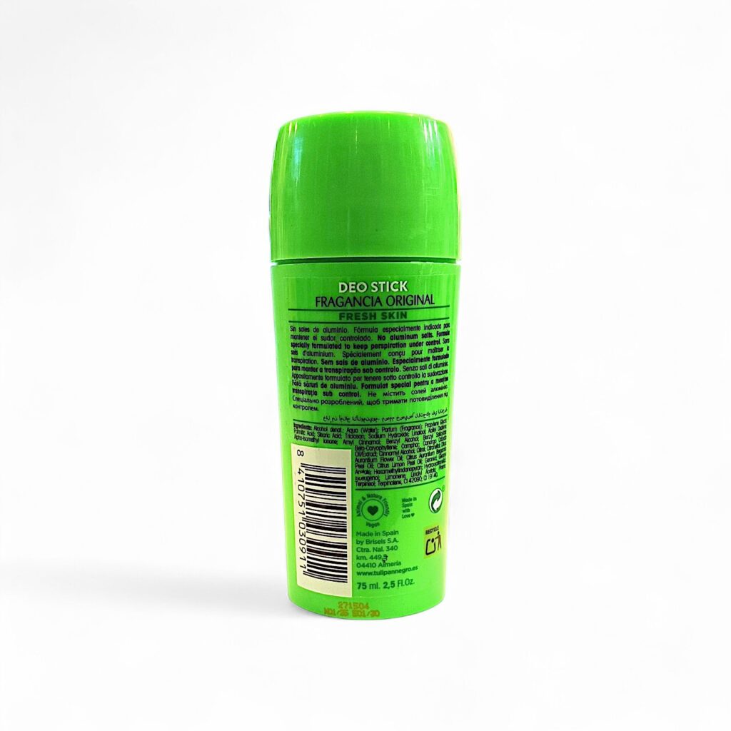 Un desodorante en barra de color verde aparece de pie sobre un fondo blanco, mostrando la contraetiqueta con la información del producto, los ingredientes y los códigos de barras impresos en texto negro.