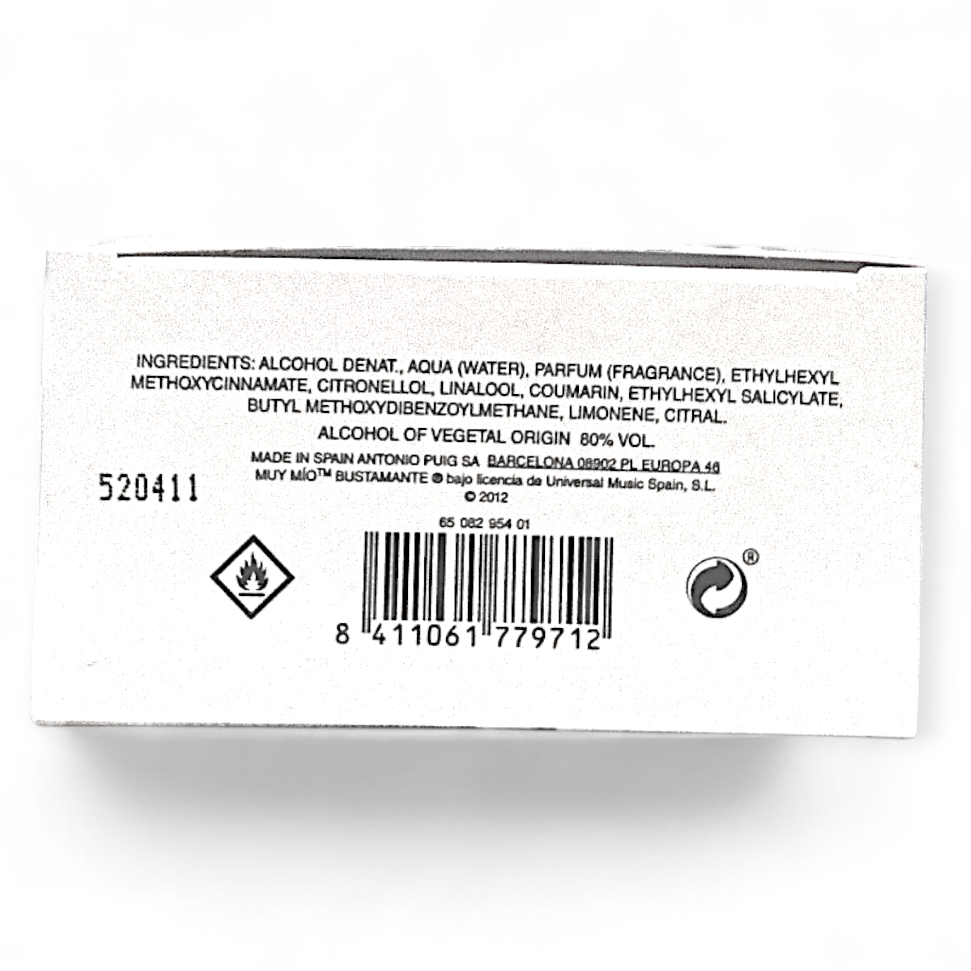 La caja blanca de Bustamante Muy Mio Sport EDT 100ml muestra una lista de ingredientes, código de barras, símbolos de reciclaje e inflamabilidad e información de fabricación en texto negro. Contiene alcohol, fragancia y varios componentes químicos.