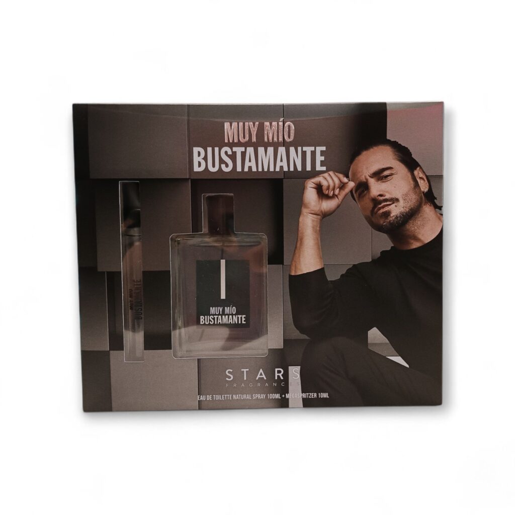Un estuche etiquetado Bustamante Muy mio EDT 100 + 10ml con un frasco, un pulverizador y una foto en blanco y negro de un hombre con el pelo peinado hacia atrás posando pensativo. En la parte inferior aparece impreso "Stars Academy".
