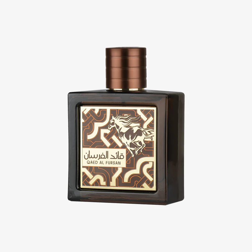 Frasco cuadrado de perfume marrón oscuro con tapón de bronce. La etiqueta frontal presenta un caballo al galope ilustrado y motivos geométricos árabes, junto con un texto en árabe e inglés en el que se lee QAED AL FURSAN.