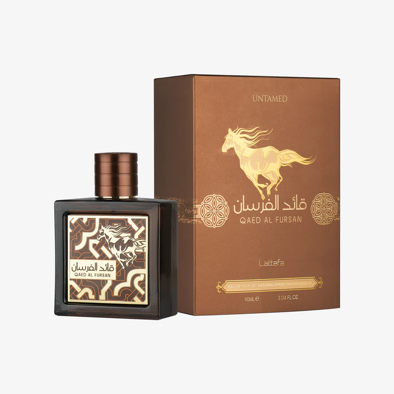 Frasco y estuche del perfume Qaed Al Fursan de Lattafa. El estuche es marrón con detalles dorados y presenta un diseño de un caballo al galope y texto en árabe. El frasco es oscuro, con etiqueta estampada y tapón a juego.