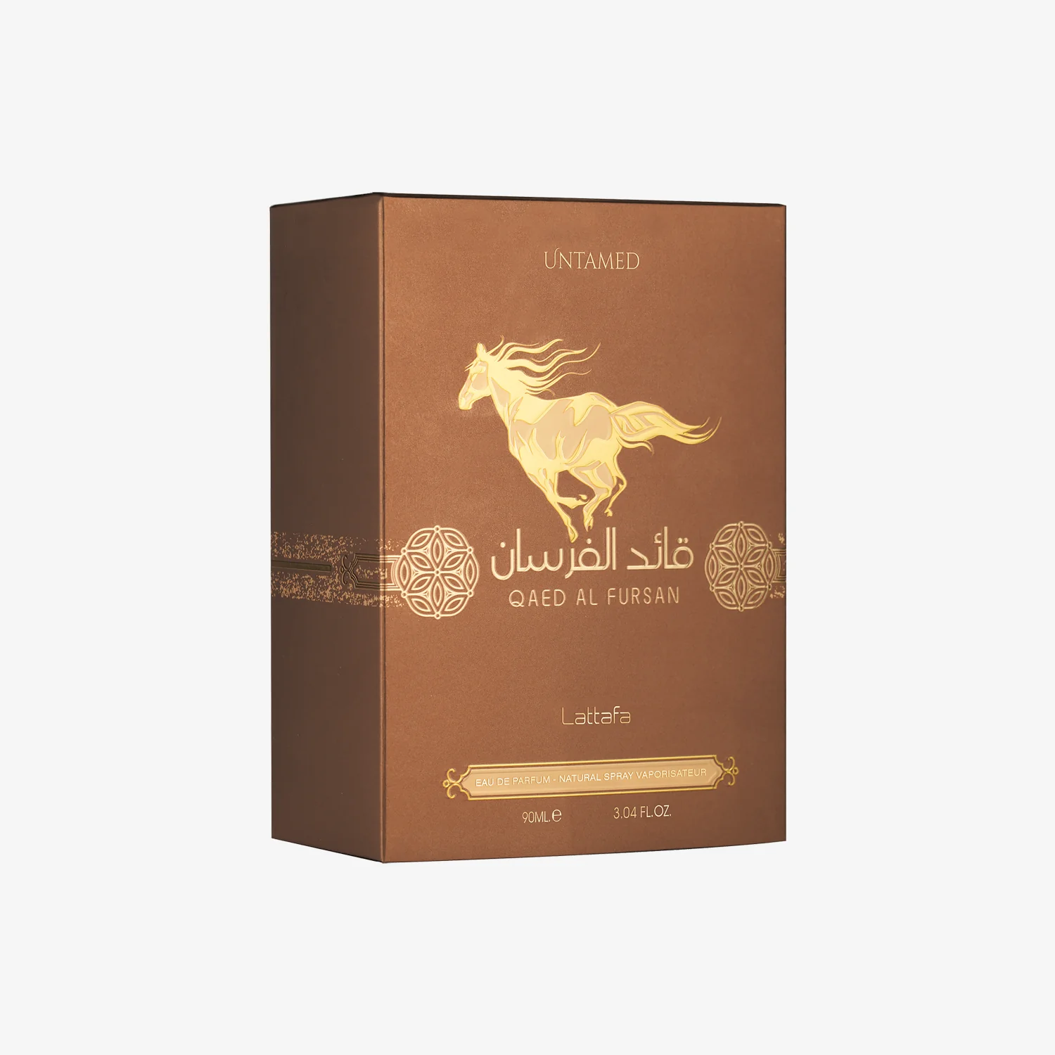 Caja de perfume marrón con la etiqueta Qaed Al Fursan, texto dorado en árabe e inglés, ilustración de un caballo dorado y motivos decorativos. La caja indica Untamed y Lattafa, con un tamaño de 90 ml.
