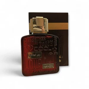 Un frasco de perfume marrón con palabras como love (amor), hot (caliente) y cool (fresco), con tapón dorado, se coloca delante de una caja marrón y dorada a juego.