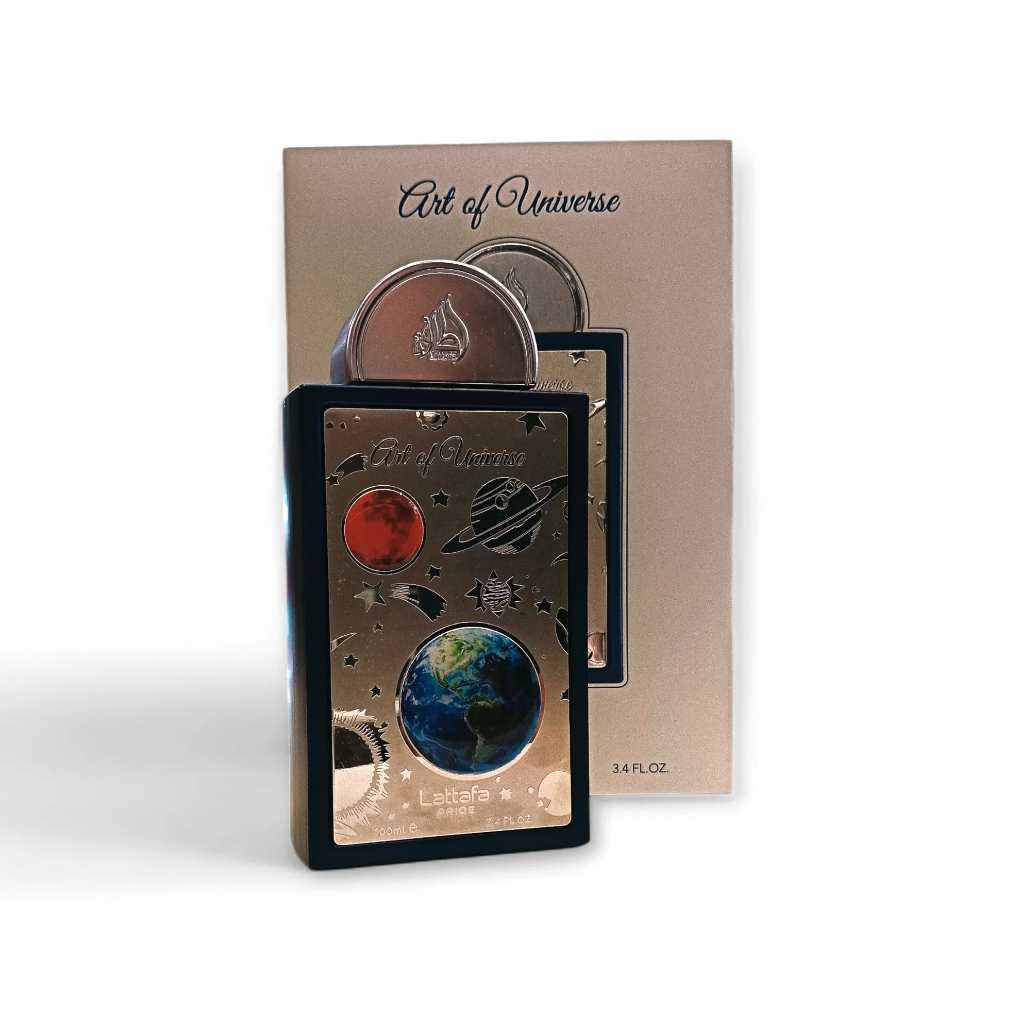 Un frasco de perfume con la etiqueta Art of Universe Lattafa Pride, con coloridos diseños de temática espacial, se coloca delante de su caja a juego con ilustraciones y texto similares.