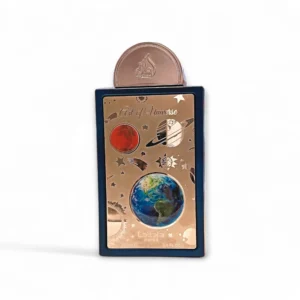 Un frasco de perfume rectangular con un diseño de temática cósmica, con planetas, estrellas y la Tierra en la parte frontal. El tapón redondo tiene relieve y está parcialmente levantado, mostrando la marca Art of Universe Lattafa Pride y Gift of Universe.
