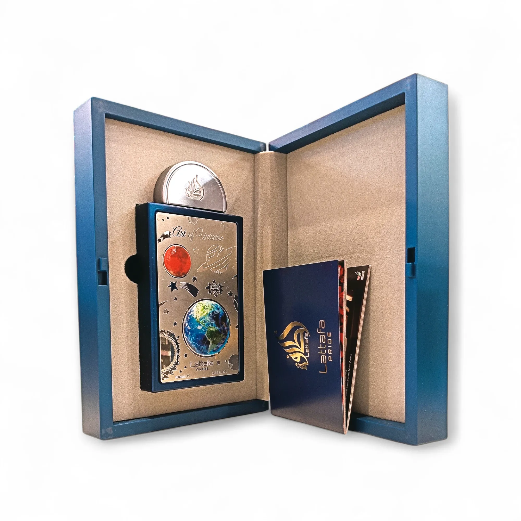 Una caja azul que se despliega abierta, revelando una tarjeta metálica coleccionable con diseños de temática espacial inspirados en Art of Universe Lattafa Pride, una moneda redonda de plata y un cuadernillo con la palabra Libra y un logotipo impresos en la portada.