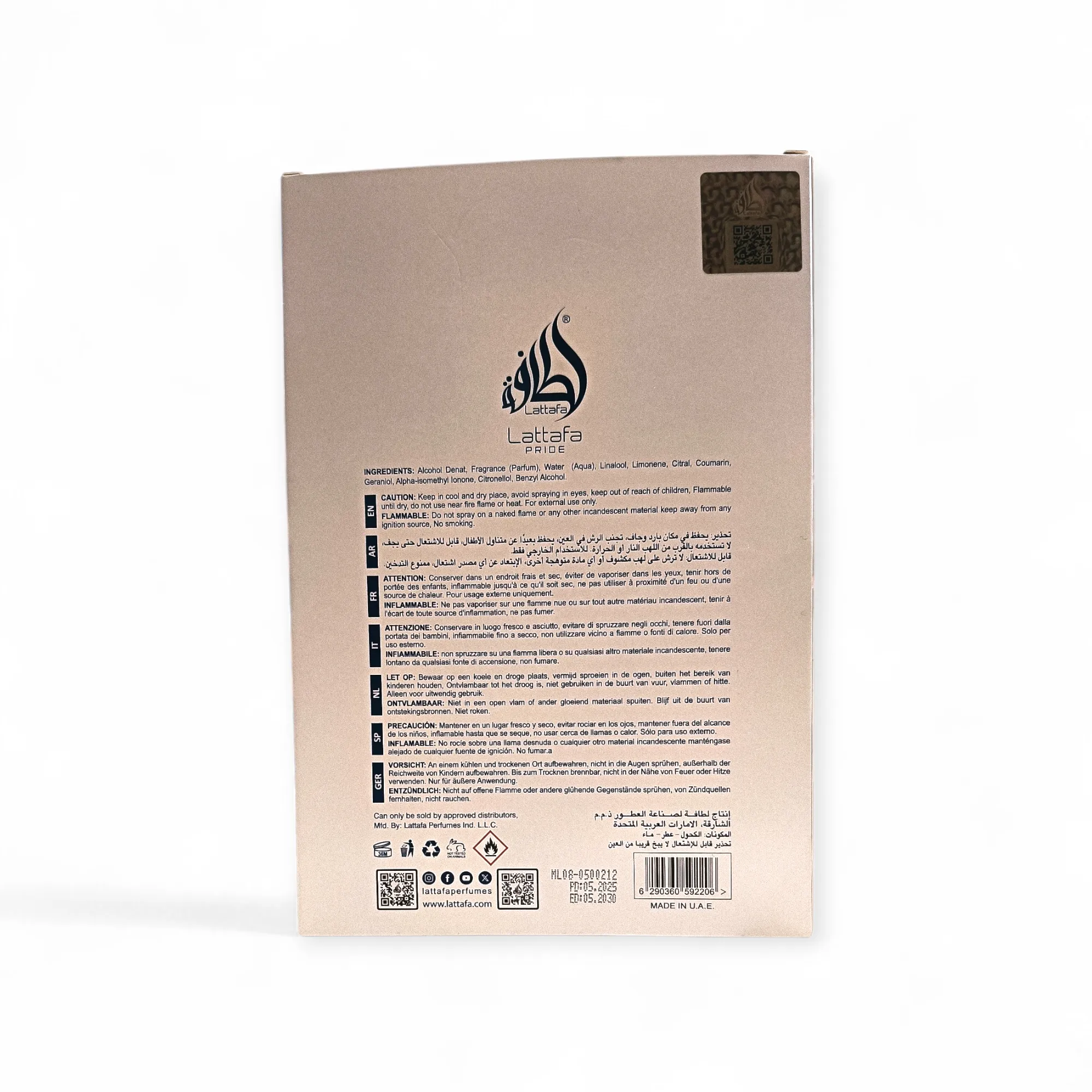La parte posterior de una caja de perfume Art of Universe Lattafa Pride presenta un texto negro en árabe e inglés en el que se enumeran los ingredientes, las instrucciones y los datos de la empresa. Sobre el fondo beige también se aprecian un código QR y varios iconos de certificación.