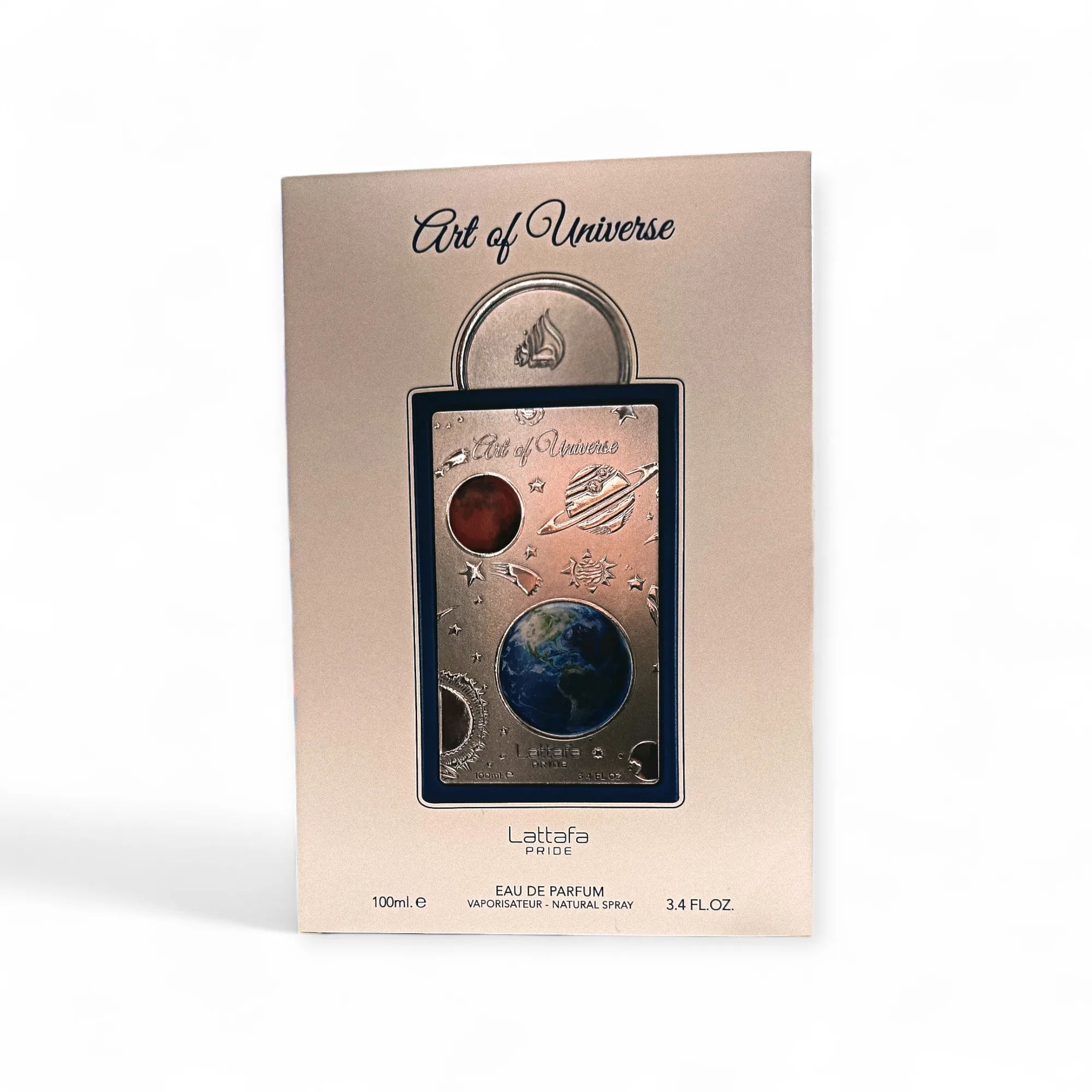 A través de una ventana transparente en la parte frontal del envase se puede ver una caja de perfume etiquetada como Art of Universe Lattafa Pride, con un diseño de temática espacial con planetas, estrellas, un cohete y la Tierra.
