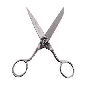 Un par de tijeras plateadas para cortar el pelo con hojas afiladas abiertas en forma de V, con dos orificios para los dedos y un apoyo para los dedos, aisladas sobre fondo transparente.