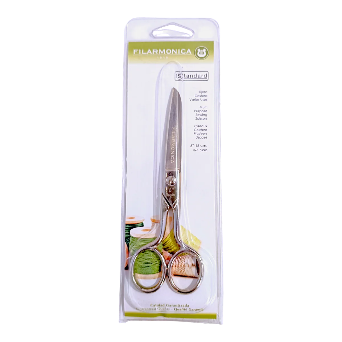 Un par de tijeras de la marca Filarmonica en envase de plástico transparente, con mangos y hojas de metal, expuestas verticalmente. El embalaje presenta imágenes de carretes de hilo de colores en la parte inferior.