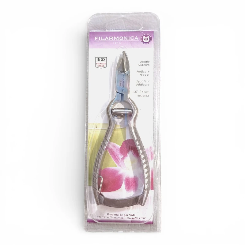 Alicate Uñas Pies Filarmónica 5.5" (14 cm) ref. 05205, de acero inoxidable, visible en plástico transparente con etiqueta Filarmónica y diseño floral rosa y blanco.