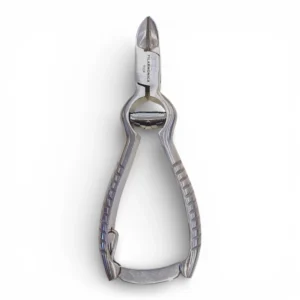 El Alicate Uñas Pies Filarmónica 5.5" (14 cm) ref. 05205 es un par de alicates para uñas de acero inoxidable con mangos texturizados y hoja curva, presentados sobre un fondo blanco liso.