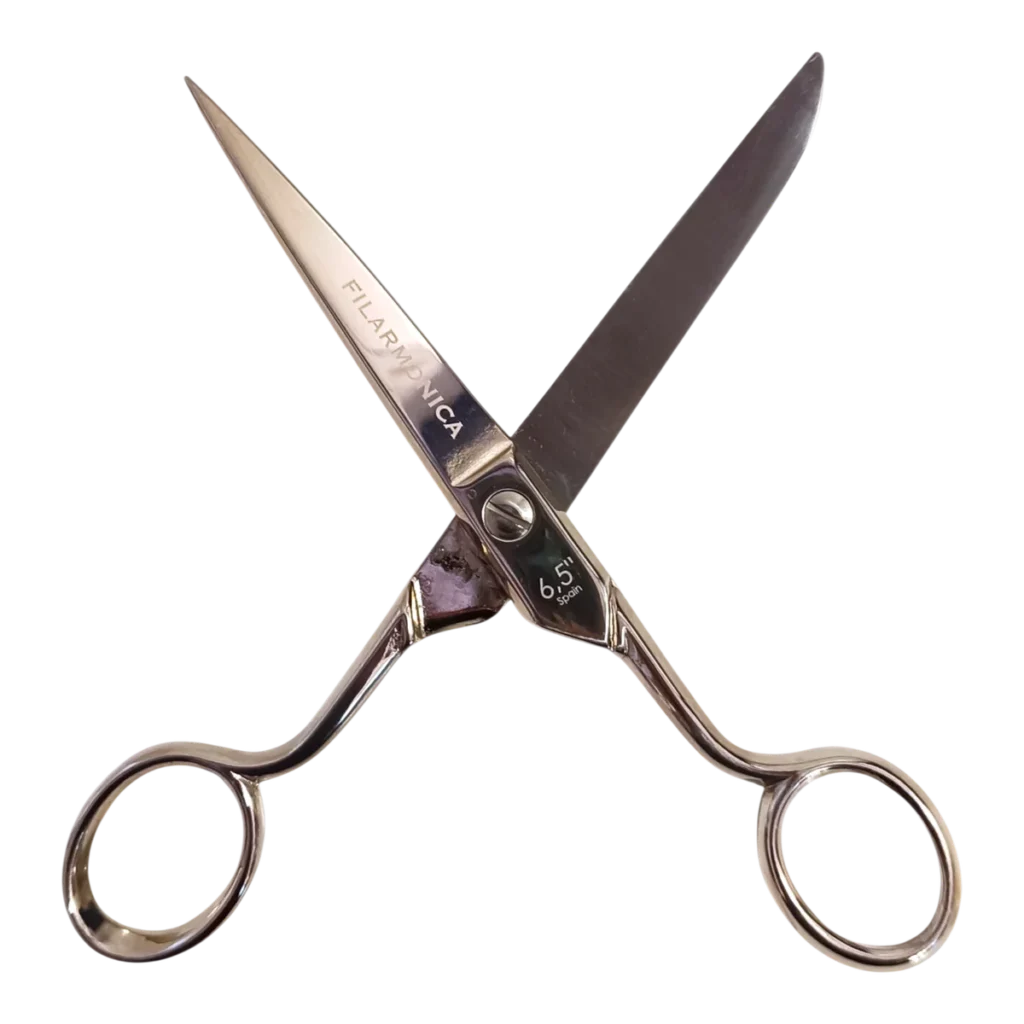 Un par de tijeras plateadas con punta puntiaguda y orificios para los dedos, parcialmente abiertas en forma de X, aisladas sobre fondo blanco.