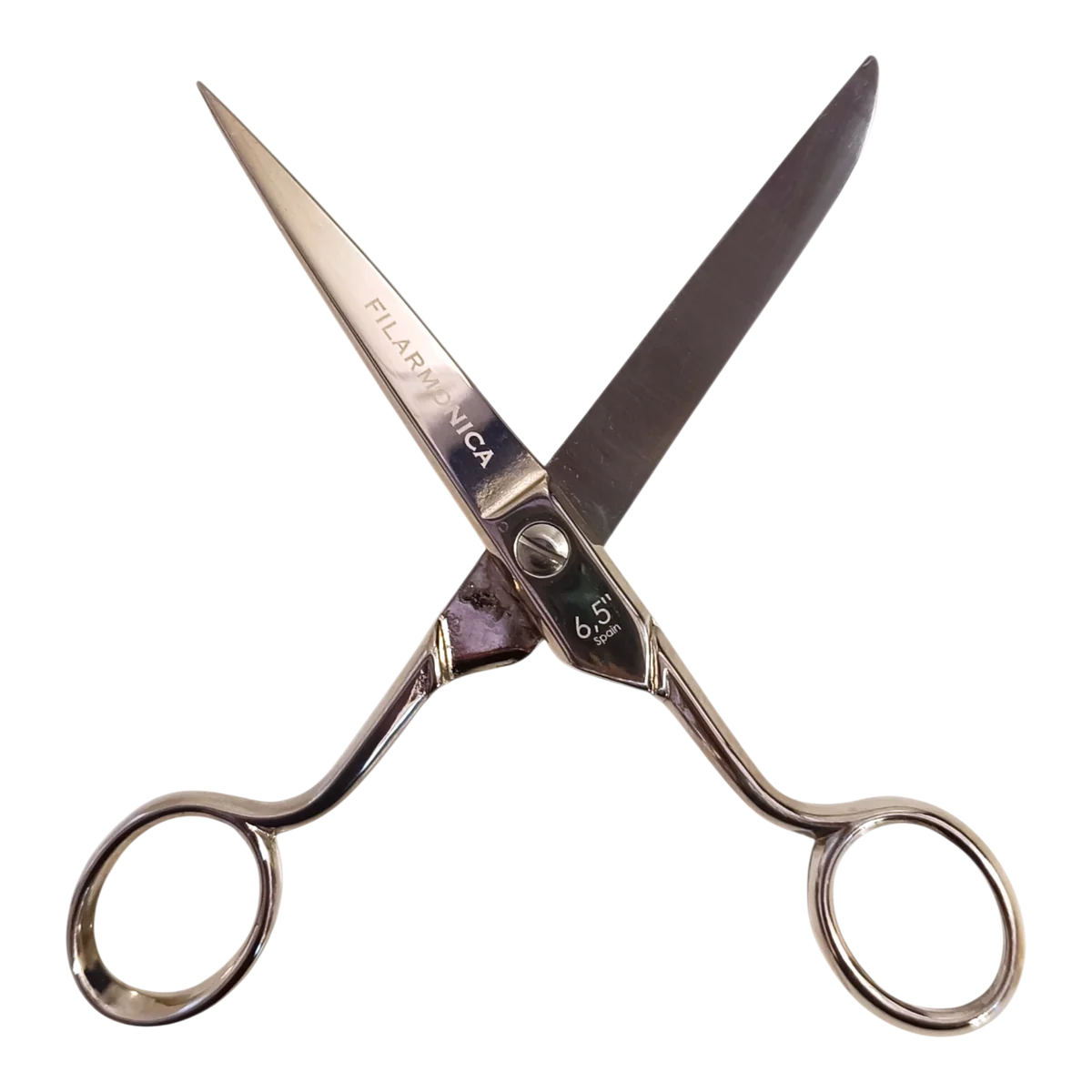 Un par de tijeras plateadas con punta puntiaguda y orificios para los dedos, parcialmente abiertas en forma de X, aisladas sobre fondo blanco.