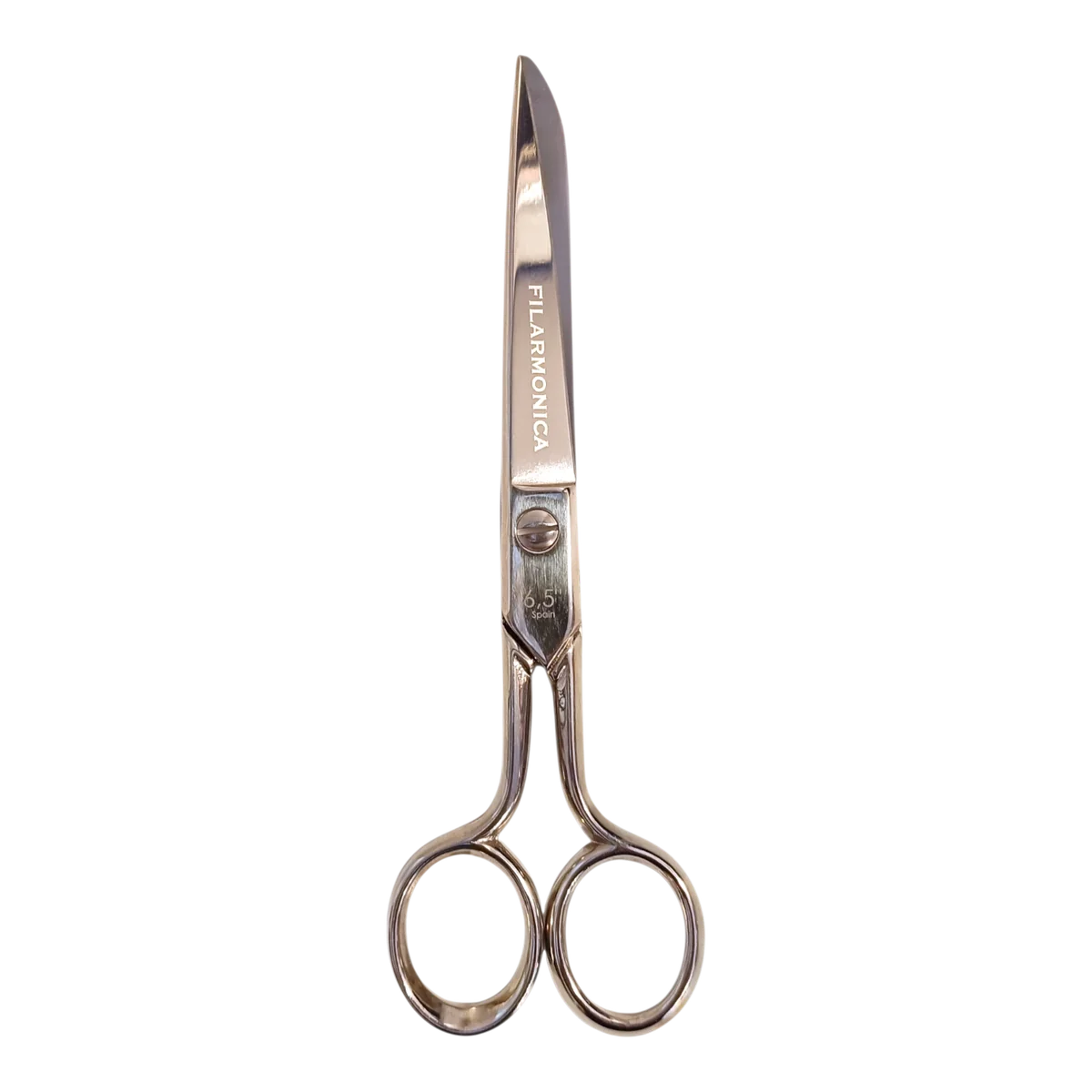 Un par de tijeras brillantes y metálicas con la palabra FILARMONICA grabada en una de las hojas, sobre un fondo liso y transparente. Las tijeras tienen dos asas para los dedos y una hoja recta y afilada.