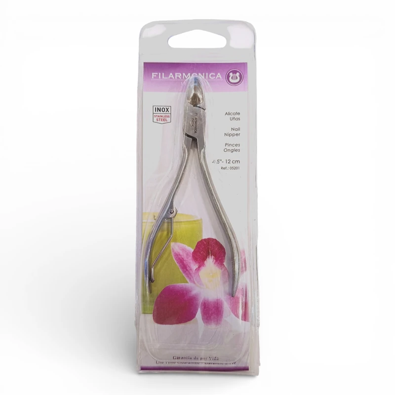 Un par de alicates para uñas de acero inoxidable de Filarmonica, presentados verticalmente con una etiqueta morada, una imagen de una flor de orquídea y detalles del producto visibles en la parte delantera.