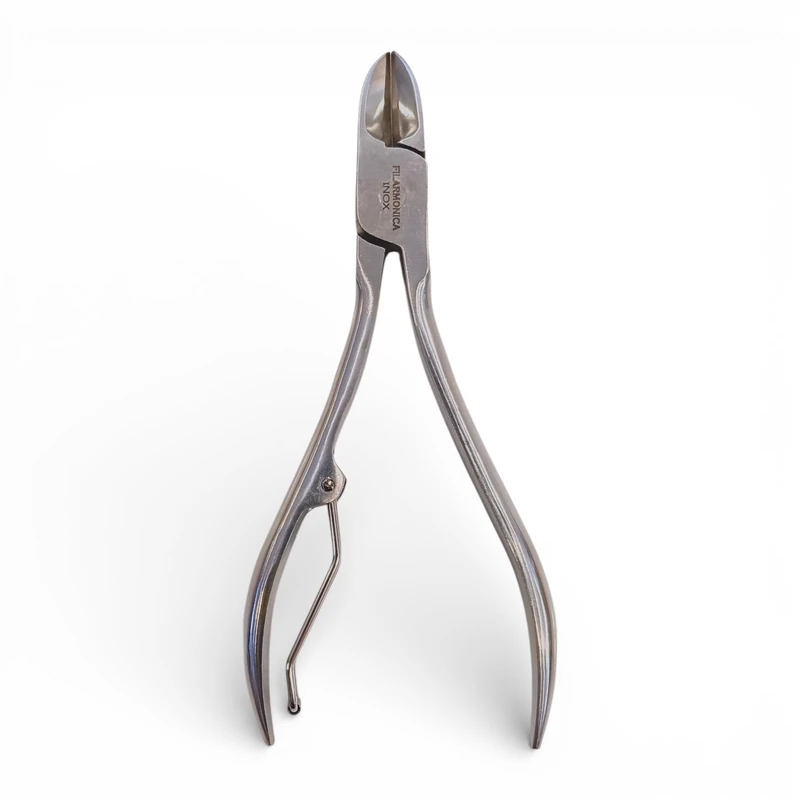 Un alicate para cortar uñas de manos de acero inoxidable presentado en posición vertical. De frente y sin caja. De la marca Filarmonica.