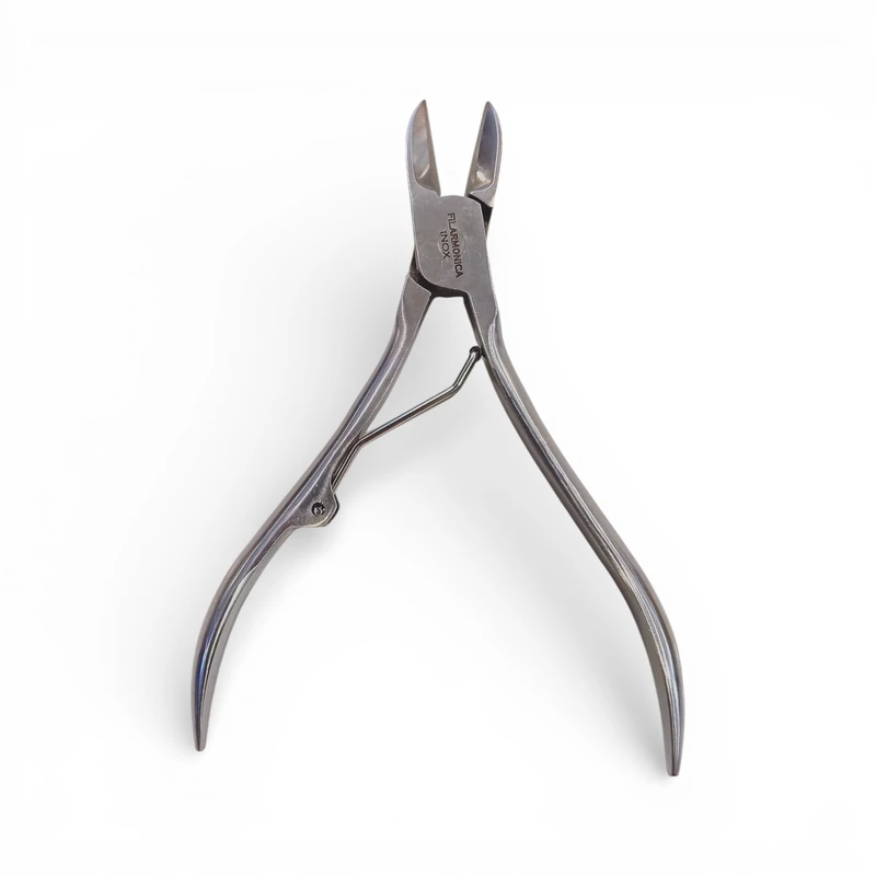 Un alicate para cortar uñas de manos de acero inoxidable presentado en posición vertical. Por detrás y sin caja. De la marca Filarmonica.