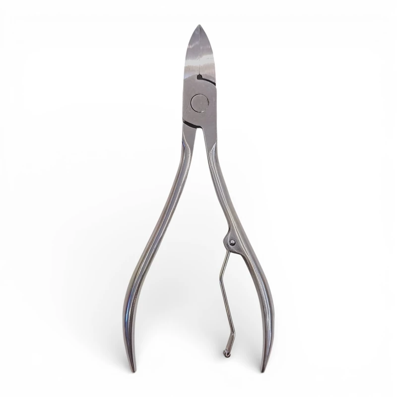 Un alicate para cortar uñas de manos de acero inoxidable presentado en posición vertical. Por detrás y sin caja. De la marca Filarmonica.