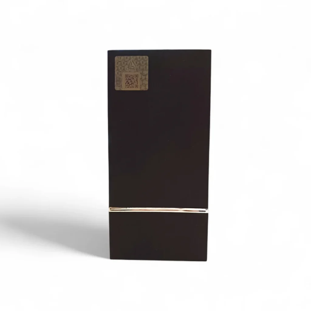 Una caja rectangular negra y alta con la etiqueta "Teriaq Intense EDP 100ml de Lattafa", con una pegatina metálica con un código QR cerca de la parte superior y una fina línea horizontal plateada en el centro, sobre un fondo blanco liso.