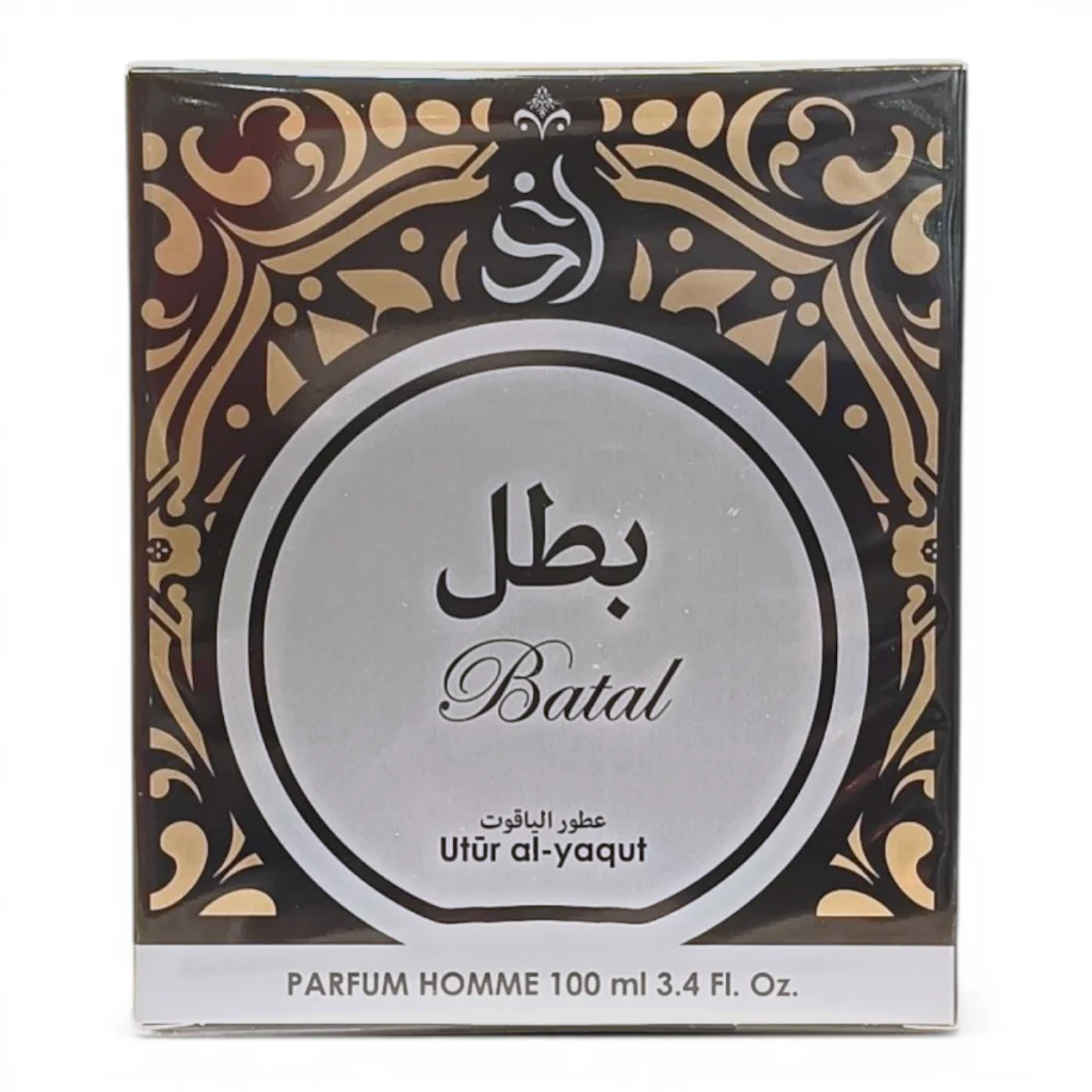 Una caja de perfume etiquetada como Batal con motivos decorativos dorados y negros, texto en árabe e inglés y Parfum Homme 100 ml 3.4 Fl. Oz. en la parte inferior.