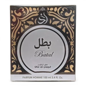 Una caja de perfume etiquetada como Batal con motivos decorativos dorados y negros, texto en árabe e inglés y Parfum Homme 100 ml 3.4 Fl. Oz. en la parte inferior.