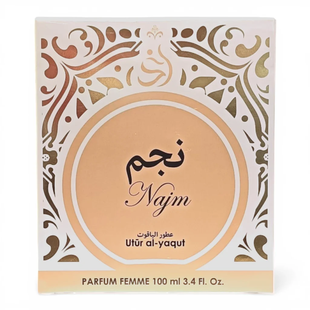 Caja de perfume decorativa con la inscripción Najm en árabe y en inglés, con motivos ornamentales dorados y marrones sobre fondo blanco. La caja también muestra Utür al-yaqut y Parfum Femme 100 ml 3.4 Fl. Oz.