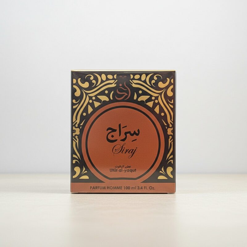 Perfumero cuadrado con motivos ornamentales dorados y marrones, texto en árabe e inglés que reza Siraj y Uttar al-yaqut. La caja tiene un fondo claro y liso. Perfumero cuadrado con motivos ornamentales dorados y marrones, texto en árabe e inglés que reza Siraj y Uttar al-yaqut. La caja tiene un fondo claro y liso.