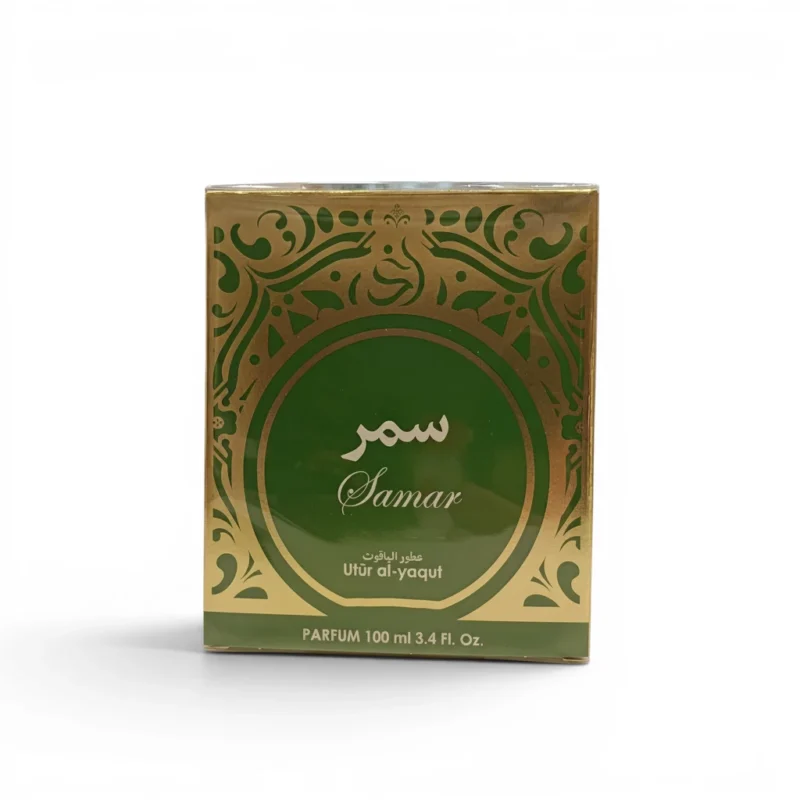 Caja de perfume cuadrada, verde y dorada, etiquetada como Samar, con escritura árabe, motivos decorativos y el texto Utûr al-yaqût PARFUM 100 ml 3.4 FL. Oz. en el anverso. Caja de perfume cuadrada, verde y dorada, etiquetada como Samar, con escritura árabe, motivos decorativos y el texto Utûr al-yaqût PARFUM 100 ml 3.4 FL. Oz. en el anverso.