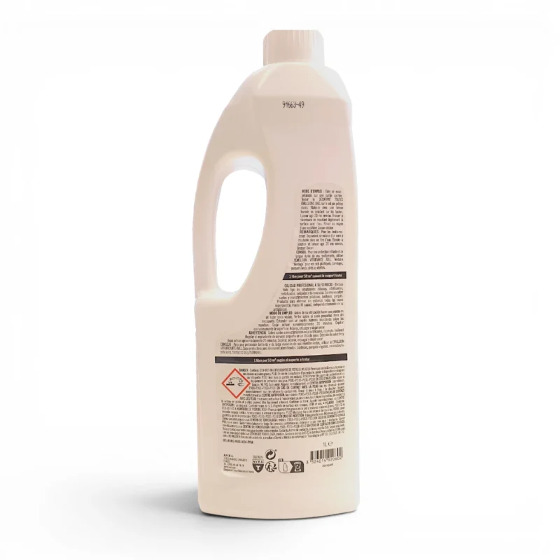 Una botella de plástico blanca con asa y tapón blanco, etiquetada como "Decapante para emulsiones de suelos Avel 1L", muestra su contraetiqueta con texto y símbolos de peligro sobre un fondo blanco liso.