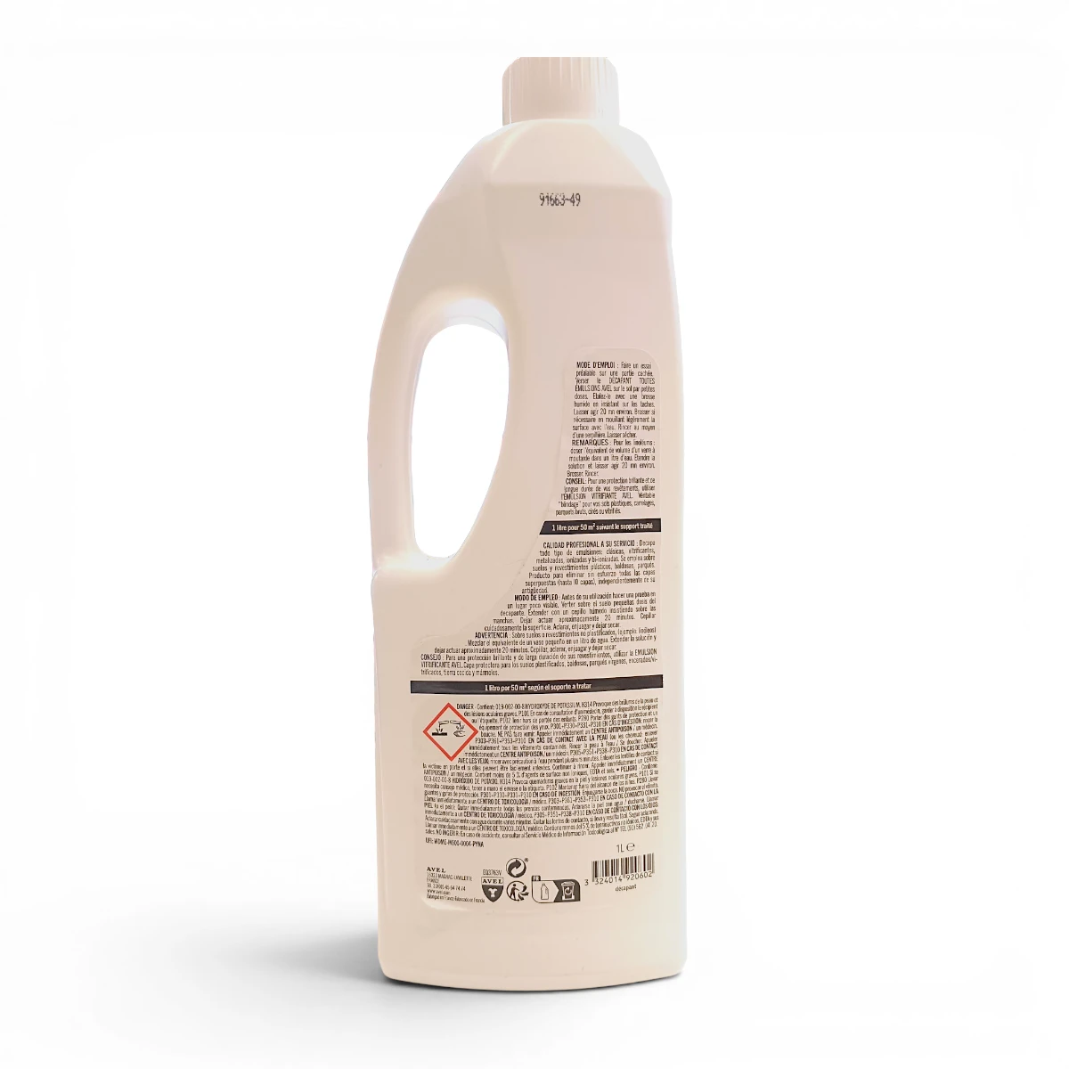 Una botella de plástico blanca con asa y tapón blanco, etiquetada como "Decapante para emulsiones de suelos Avel 1L", muestra su contraetiqueta con texto y símbolos de peligro sobre un fondo blanco liso.